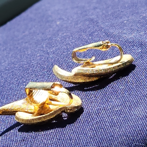 Vintage 'Flame' Clip-on Earrings - Picture 8 of 9